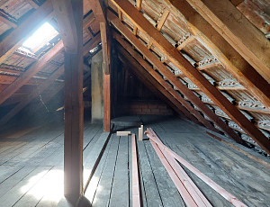 Zateplení stropu zděného rodinného domu pomocí foukané izolace